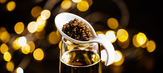 Kaviar auf Löffel - Champagner Glas mit Kaviar