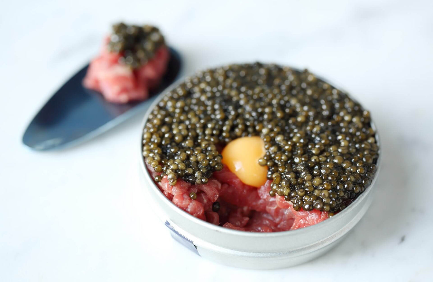 Kaviar mit Ei und Tartar