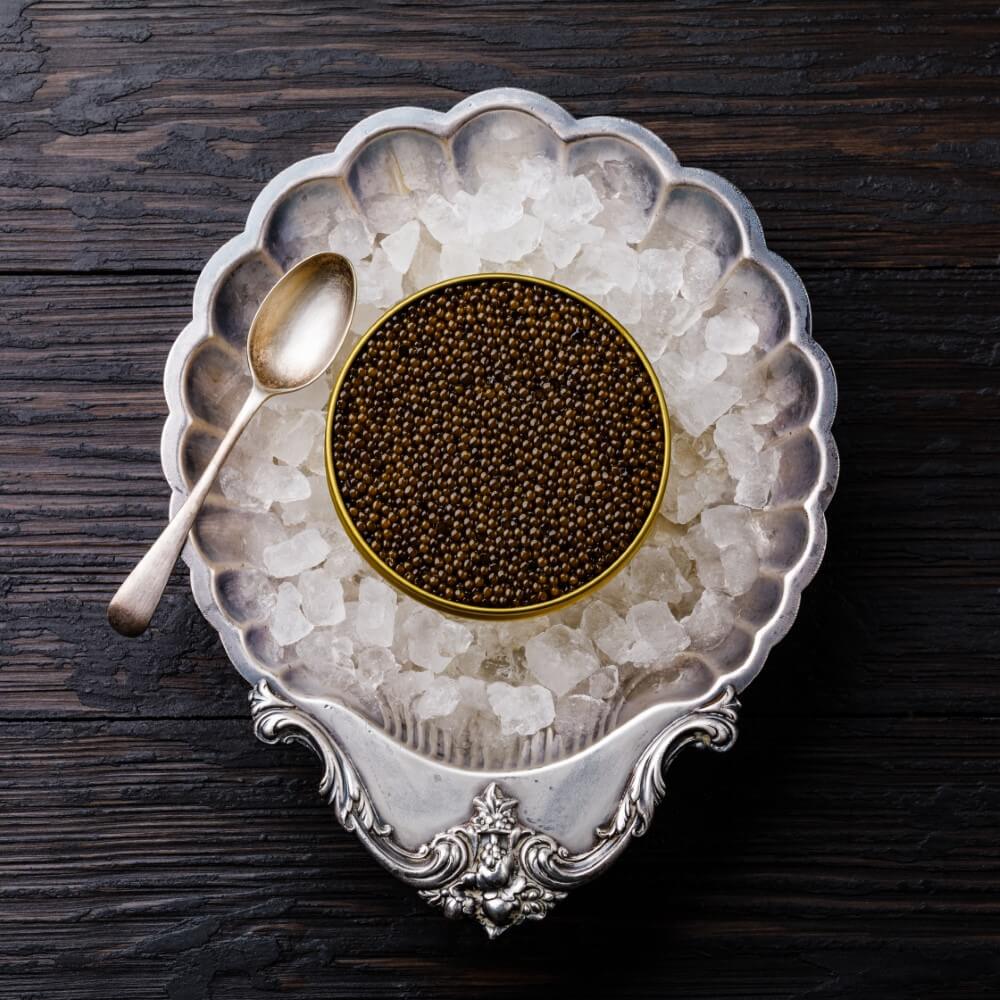 Kaviar auf Eis mit Löffel